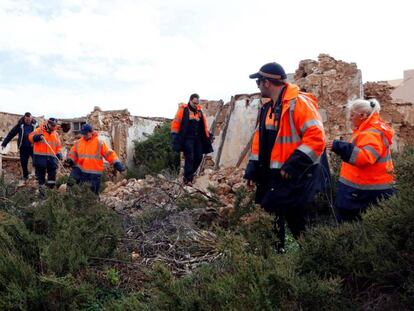 Miembros del dispositivo de búsqueda del niño desaparecido en Las Hortichuelas.