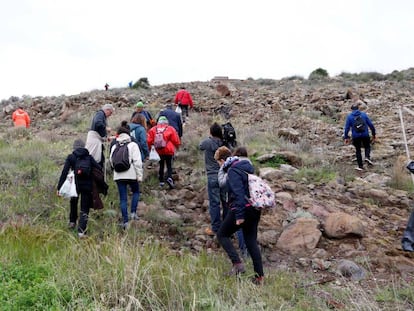 Unas quinientas personas rastrean Las Hortichuelas en Níjar (Almería) en busca del menor desaparecido.