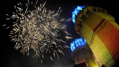 Espectáculo de fuegos artificiales al término de la 'Crida' que da inicio a las fiestas de las Fallas de Valencia.