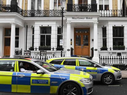 Coches de la policía, este martes a la entrada del hotel Mayflower de Londres.