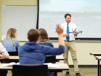 Un profesor imparte una clase de drones. En vídeo, uno de los cursos de formación de pilotos de drones de Emergencias de Aerocámaras.