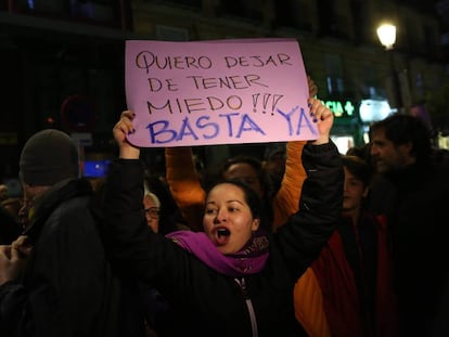 Una mujer protesta durante la manifestación en contra de la violencia machista. En vídeo, las periodistas de EL PAIS paran con motivo del Día Internacional de la Mujer.