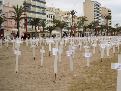 Cruces instaladas en la playa de Vinaròs. En vídeo, las imágenes del lugar.