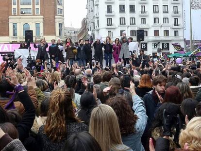 Acto de mujeres periodistas en la plaza del Callao de Madrid. En vídeo, periodistas de El País se suman a los paros.