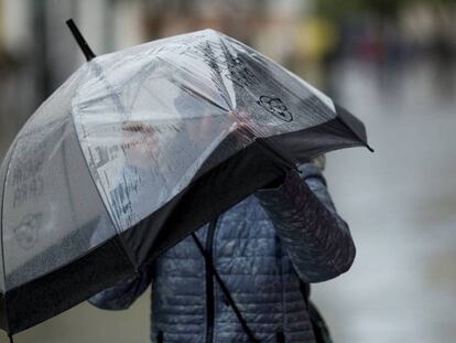Una mujer se protege de la lluvia y el viento con un paraguas en Sevilla el pasado día 1.