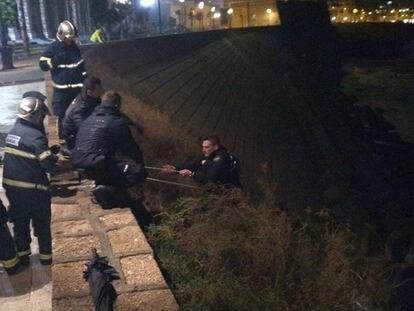 Los Bomberos rescatan a tres menores y a agentes de la Policía Nacional en Cádiz.