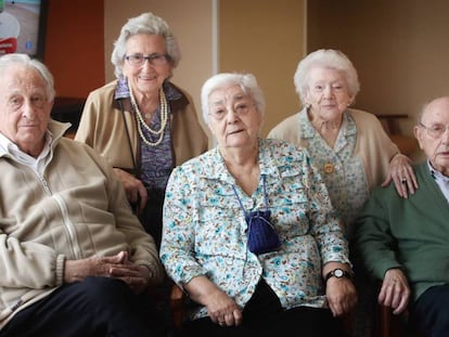 De izquierda a derecha, Ernesto (92 años), María Pilar (94), Presentación (90), Carmen (99) y Ramón (99) en la residencia Los Nogales de Madrid.