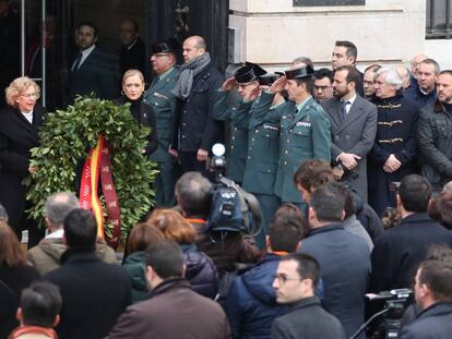 La presidenta de la Comunidad de Madrid, Cristina Cifuentes, y la alcadesa de Madrid, Manuela Carmena, en el acto de homenaje a las víctimas del 11-M.