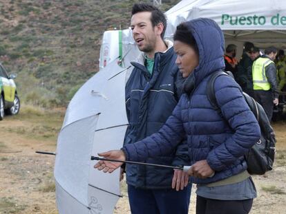 Ángel Cruz (a la izquierda), padre del niño desaparecido en Níjar, y su pareja Ana Julia Quezada, durante el segundo día de búsqueda.