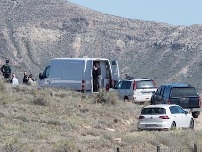 Agentes del Instituto Armado vigilan una finca en el Valle del Rodalquilar, al sur de las Hortichuelas.