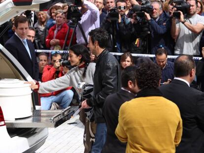 Ángel Cruz y Patricia Ramírez durante el funeral de Gabriel Cruz en Almería.