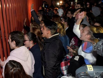 Cientos de personas se agolpan en la comandancia de la Guardia Civil de Almeria donde está detenida Ana Julia Quezada.