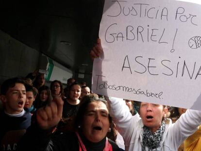 Concentración frente a los juzgados de Almería donde ha declarado Ana Julia Quezada. En vídeo, los errores que cometió la autora del crimen.