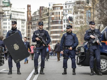 Policías ante uno de los accesos de la plaza del Ayuntamiento de Valencia.