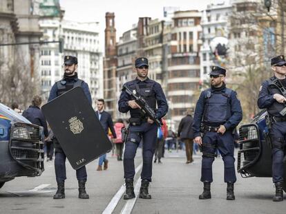 Policías ante uno de los accesos de la plaza del Ayuntamiento de Valencia.