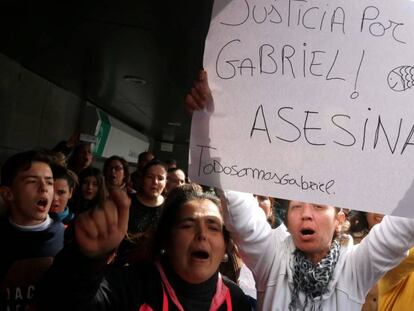 Un centenar de personas gritan pidiendo justicia al paso del furgón policial que traslada a Ana Julia Quezada, la autora confesa de la muerte del niño Gabriel Cruz.