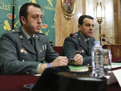 El teniente coronel José Hernández Mosquera, a la derecha, durante la rueda de prensa de este jueves.
