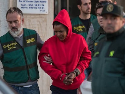 Ana Julia Quezada es escoltada por agentes de la Guardia Civil. En vídeo, ingreso de Ana Julia en prisión con medidas preventivas.