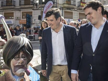 Albert Rivera y Fernando Giner (izqda) pasan junto a un 'ninot' inspirado en Carles Puigdemont de la falla Convento Jerusalén de Valencia.