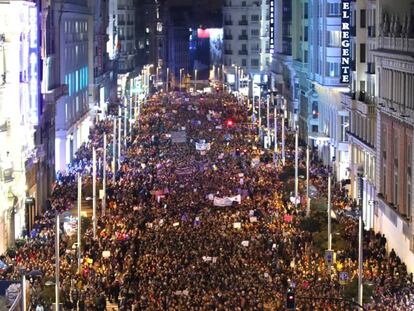 La Gran Vía durante la manifestación feminista del pasado 8 de marzo en Madrid. / Vïdeo: Las peridodistas de EL PAÍS explican por qué pararon el día de la huelga feminista.