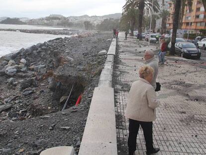 Daños por el temporal en el paseo marítimo de Almuñécar (Granada).