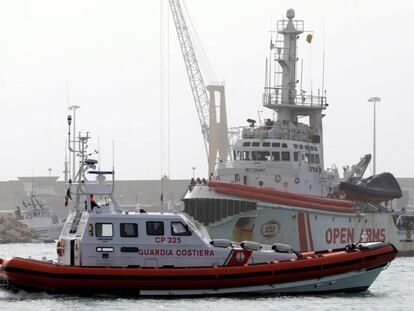 El vaixell de l'ONG Proactiva Open Arms dissabte al port de Pozzallo.
