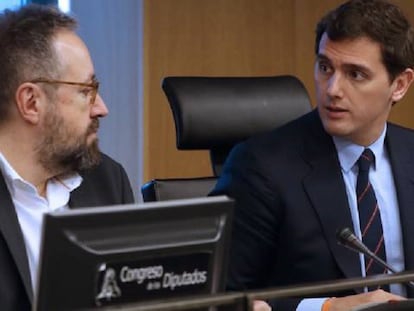 Juan Carlos Girauta y Albert Rivera, durante la reunión del grupo parlamentario, este martes.