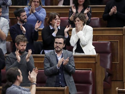La diputada Yolanda Díaz, de Unidos Podemos, es aplaudida por sus compañeros.