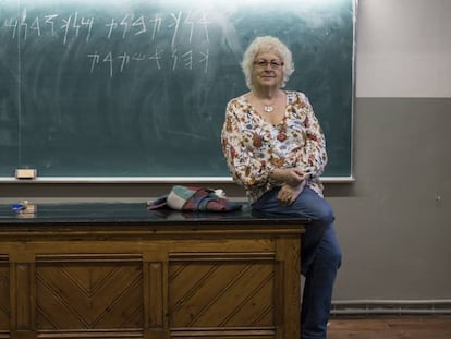 Maria Josep Estanyol, professora de la UB, és l'única especialista en fenici d'Espanya. En vídeo, reportatge de la professora Estanyol.