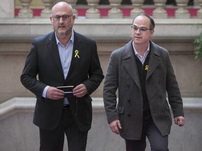 FOTO: Jordi Turull y Eduard Pujol, del PDeCat, en los pasillos del Parlament este miércoles. / VÍDEO: Declaraciones del diputado de ERC, Joan Tarda, sobre la citación del juez Llarena.