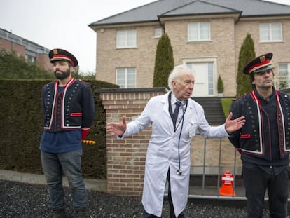 Albert Boadella durante su performance ante la casa de Puigdemont en Waterloo. En vídeo, recorrido y actuación de Boadella.