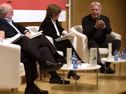 Felipe González(d), este jueves en la presentación del libro de Joaquín Almunia. En vídeo, declaraciones de González este viernes.