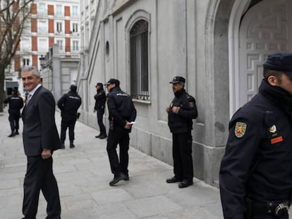 Un grupo de policías, a la entrada del Tribunal Supremo, este viernes. En vídeo, la llegada de Turull.