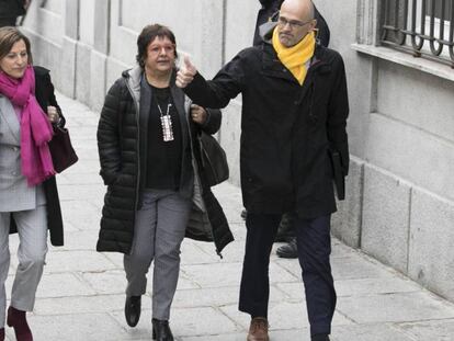 De izquierda a derecha, Carme Forcadell, Dolors Bassa y Raul Romeva, este viernes en el Supremo.