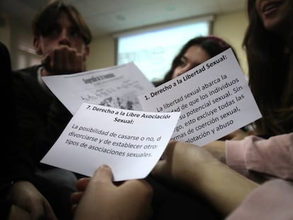 Un grupo de adolescentes debaten sobre derechos relacionados con la sexualidad en el Centro Joven Madrid Salud el pasado lunes.