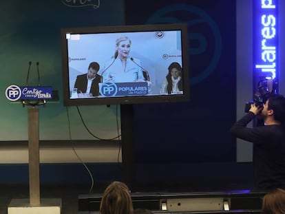 Cristina cifuentes preside la ejecutiva regional del PP, este lunes, junto a Ángel Garrido.