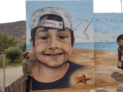 Mural gigante en homenaje a Gabriel realizado por Mikel Herrero (en la imagen) y Olaia Chocarro.