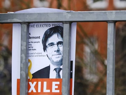 Un cartel de apoyo a Puigdemont, frente a la prisión de Neumüenster.