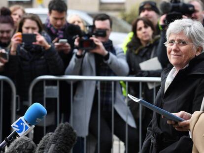 Clara Ponsatí, acompañada de su abogado.
