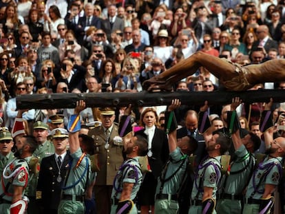 Cospedal contempla a los legionarios levantando la imagen del Cristo de la Buena Muerte en Málaga.