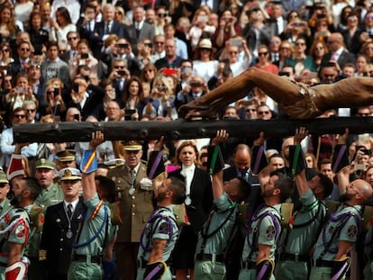 Cospedal contempla a los legionarios levantando la imagen del Cristo de la Buena Muerte en Málaga.