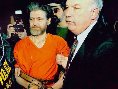 FOTO: Theodore Kaczynski es conducido por agentes del FBI a un tribunal federal al día siguiente de su detención. / VÍDEO: Tráiler de 'Making a Murderer'.