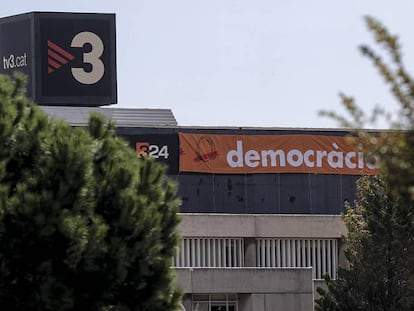 FOTO: Pancartas a favor del 1-O en la fachada de uno de los edificios de TV3. / VÍDEO: La aplicación del artículo 155 cumple 155 días en Cataluña.