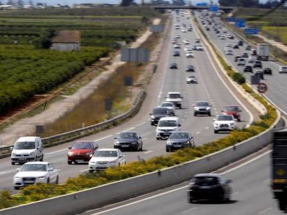 Vista general del tráfico en la autopista V-31 a su paso por Picassent, Valencia, durante este domingo de pascua.