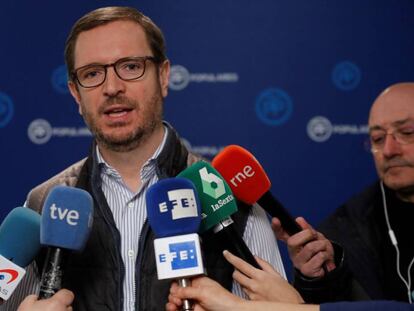 Javier Maroto, en la sede de la calle Génova. En vídeo, rueda de prensa del secretario general del PSOE, Pedro Sánchez.