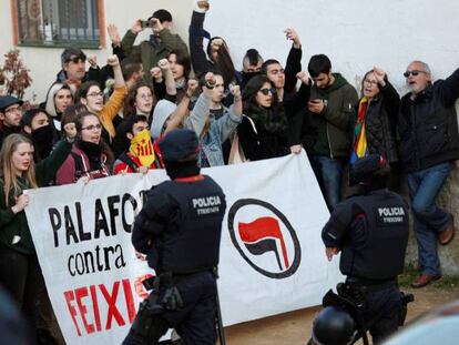 Miembros del CDR de Palafolls (Barcelona) bloquean las calles para evitar la salida de una procesión.