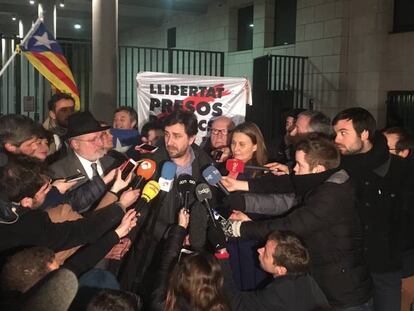 Los exconsejeros atienden a los medios a la salida de la fiscalía de Bruselas, este jueves.