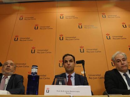 FOTO: Javier Ramos López (centro), rector de URJC, al director del máster, Enrique Álvarez Conde (izquierda), y el profesor de la asignatura, Pablo Chico de la Cámara (derecha). / VÍDEO: Rueda de prensa del rector de URJC, este viernes.
