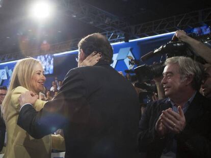 Mariano Rajoy saluda a Cristina Cifuentes en el inicio de la convencón nacional del PP.