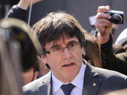 FOTO: Puigdemont abandona la cárcel de Neumünster en Alemania. / VÍDEO: Declaraciones de Rajoy en Sevilla sobre la decisión de la justicia alemana, este sábado.